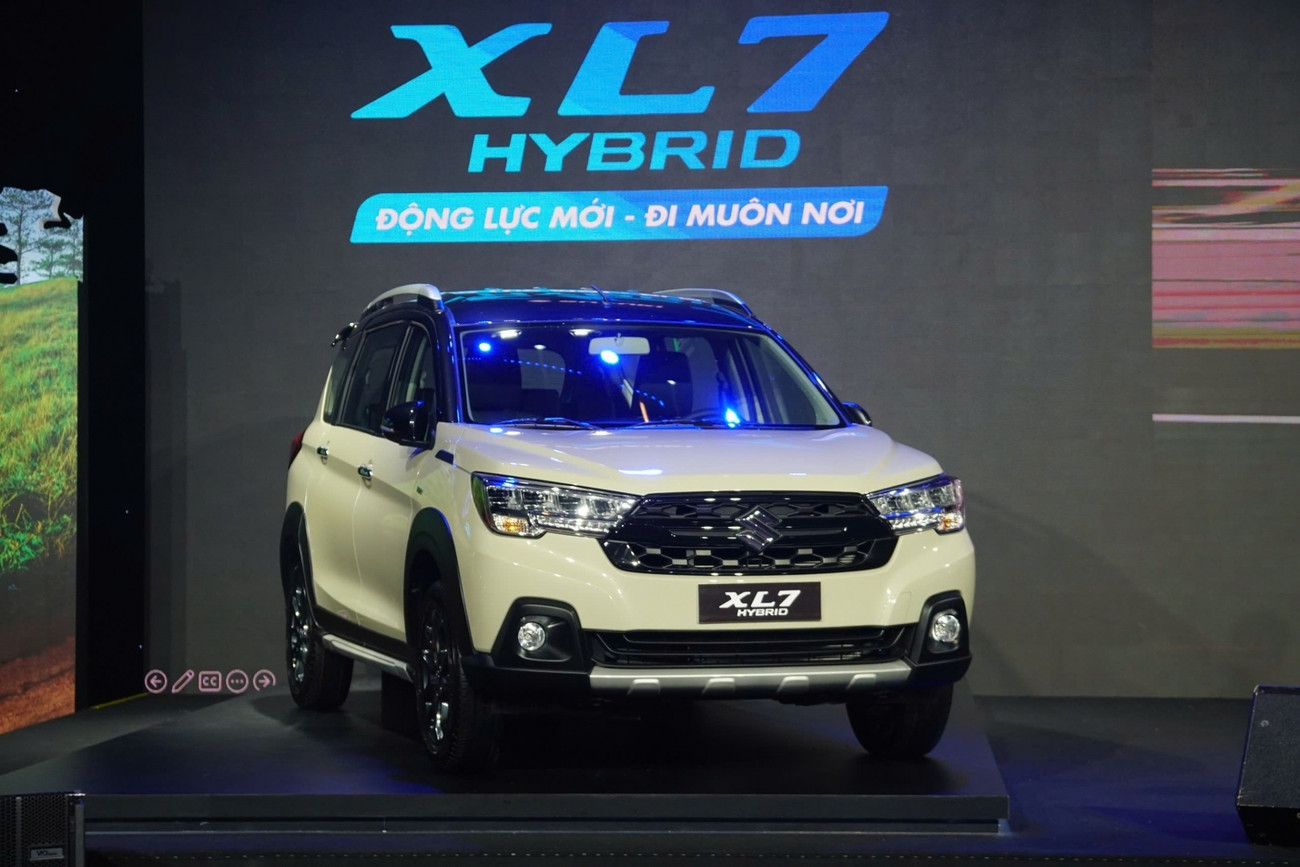 Xe MPV 7 chỗ Suzuki XL7 Hybrid màu vàng