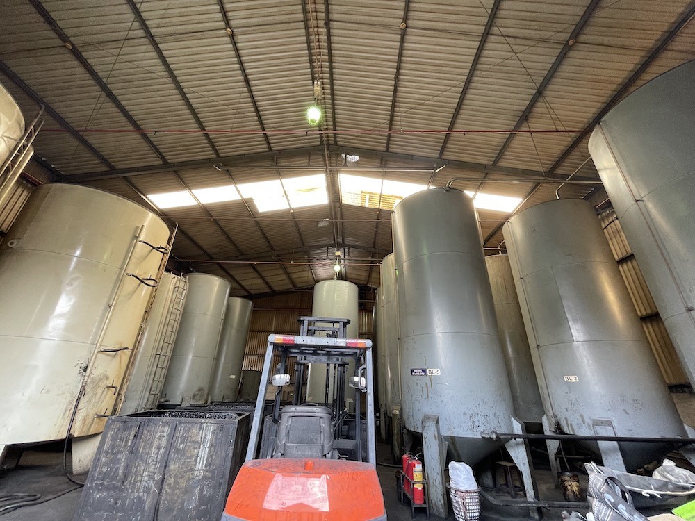 Lốp xe ô tô phế thải sau khi thu gom được tái chế chưng cất thành dầu, một hình thức tái chế lốp xe ô tô hiệu quả.