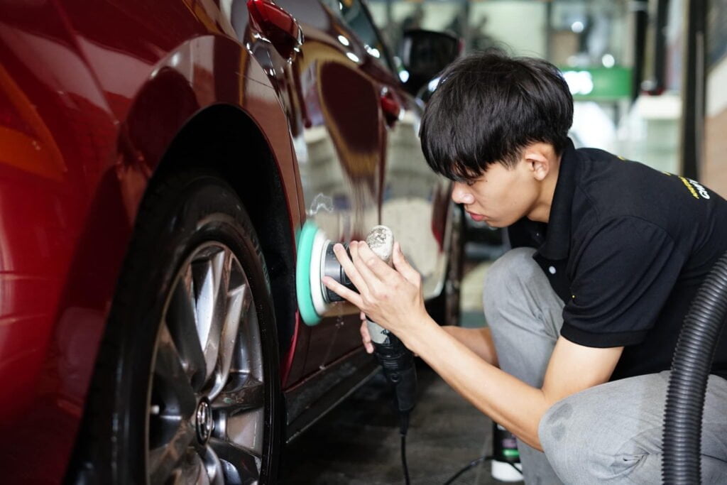 Bề mặt sơn xe ô tô sáng bóng sau khi đánh bóng