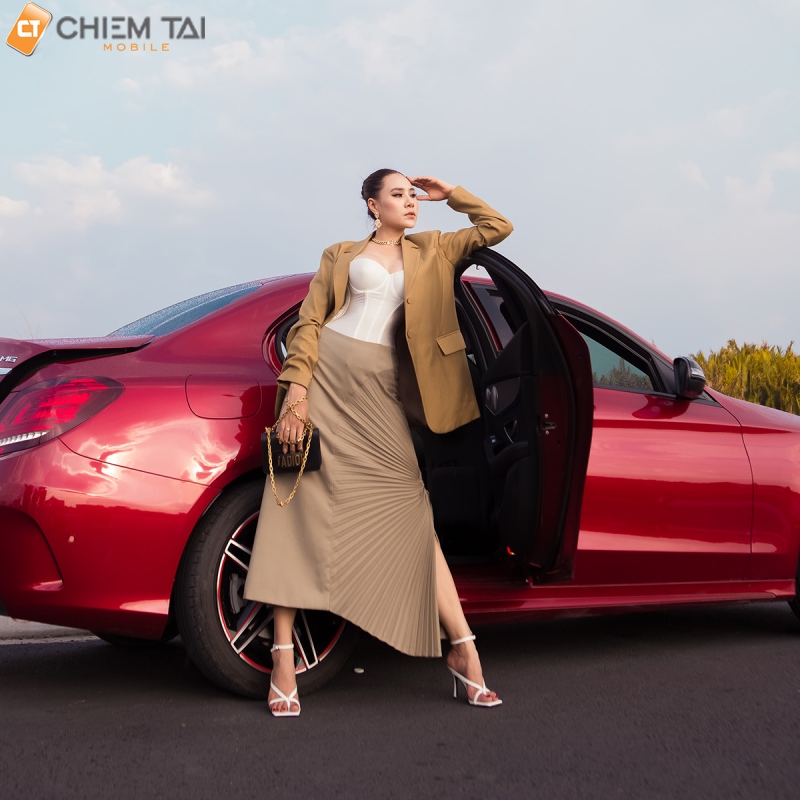 Tạo dáng chụp ảnh trên xe ô tô bên hông xe năng động