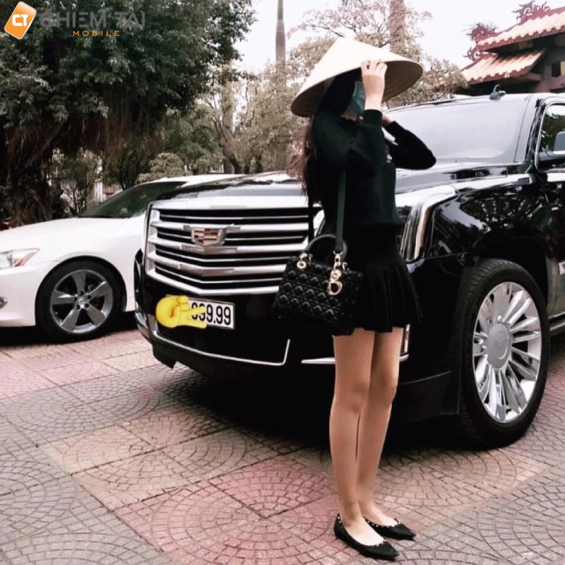 Chụp ảnh trên xe ô tô: Tạo dáng trước đầu xe đầy phong cách
