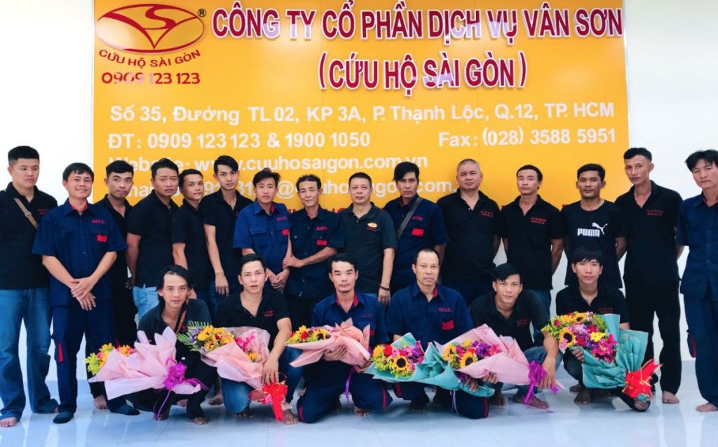 Đội ngũ nhân viên chuyên nghiệp của dịch vụ cứu hộ xe ô tô