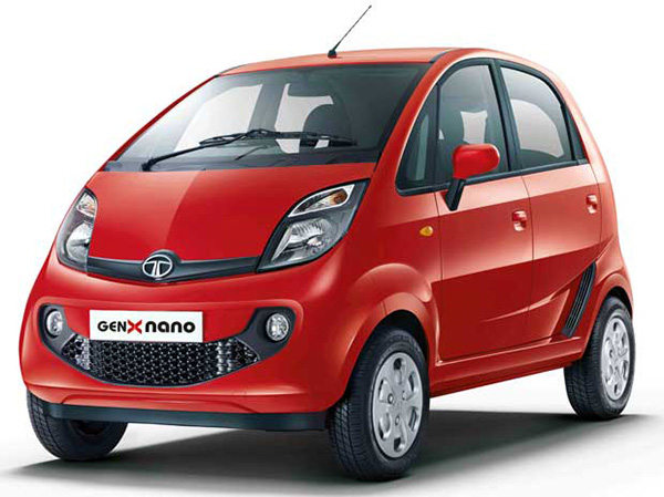 Một chiếc Tata GenX Nano màu xanh đỗ trước tòa nhà