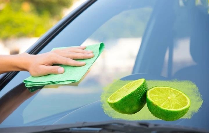 Cách làm sạch kính xe ô tô bằng chanh tươi