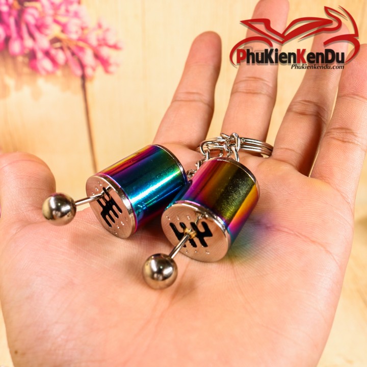 Nhiều móc khóa xe ô tô kim loại với thiết kế mô phỏng bộ phận xe được trưng bày
