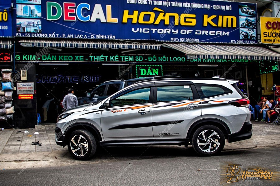 Xe ô tô Toyota Rush được dán tem sườn theo yêu cầu