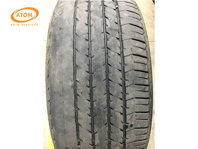 Hình ảnh lốp xe bị mòn không đều khi chỉ thay một lốp