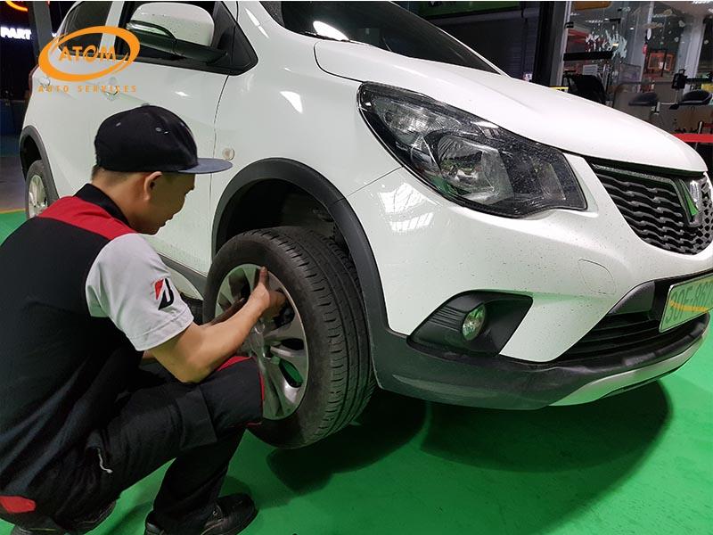 Ảnh minh họa: Vì sao không nên thay 1 lốp xe ô tô