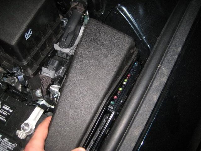 Đóng nắp hộp cầu chì dưới mui xe ô tô Camry 2012