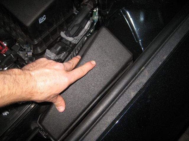 Đóng lại nắp hộp cầu chì trong cabin xe ô tô Camry 2012