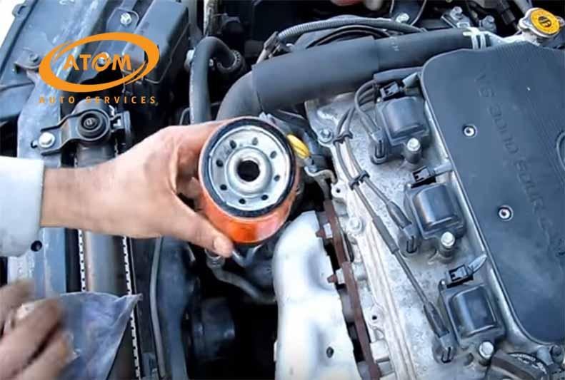 Thay cốc lọc dầu ô tô mới cùng lúc với thay dầu lần đầu