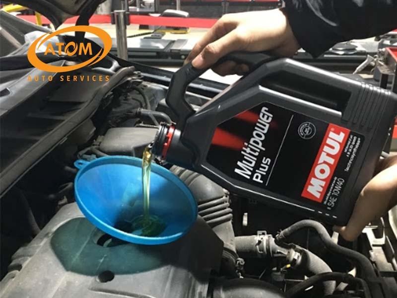 Thay dầu động cơ xe ô tô mới sau 5000km đầu tiên