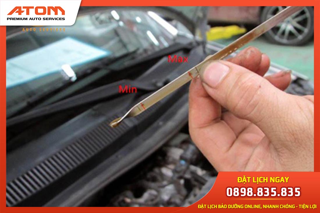 Kiểm tra mức dầu động cơ bằng que thăm dầu trong hướng dẫn thay dầu xe ô tô