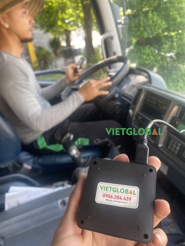 Kỹ thuật viên tiến hành lắp đặt giám sát xe ô tô
