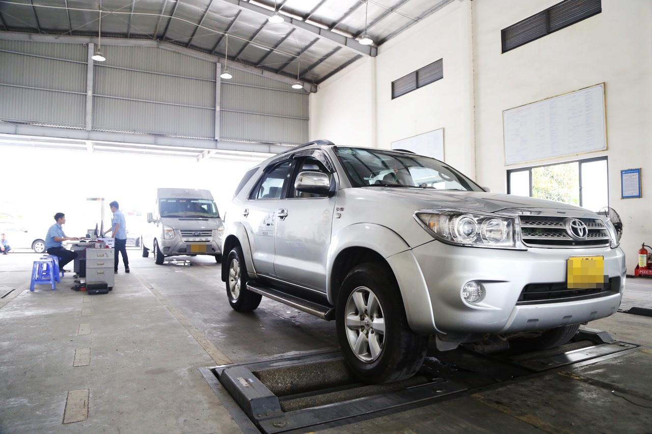 Hình ảnh xe ô tô đang được kiểm định định kỳ