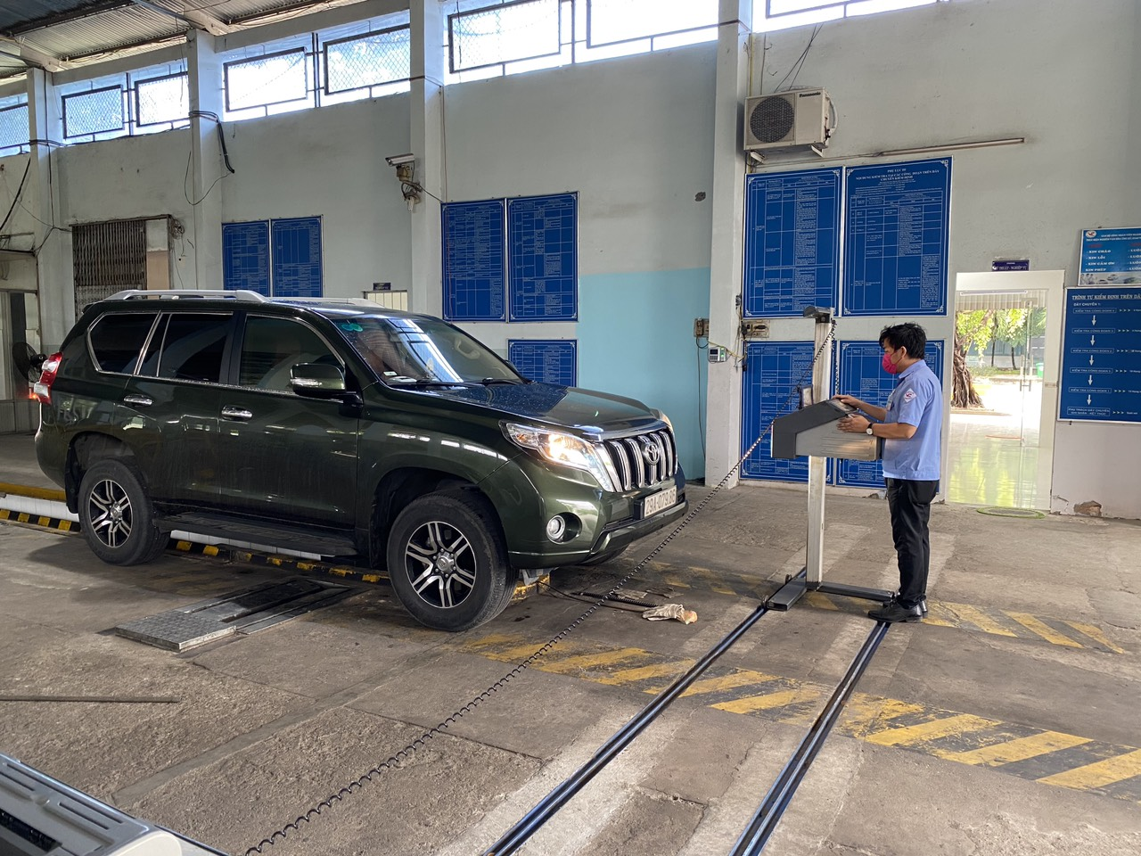 Nhân viên trung tâm đăng kiểm kiểm tra xe ô tô