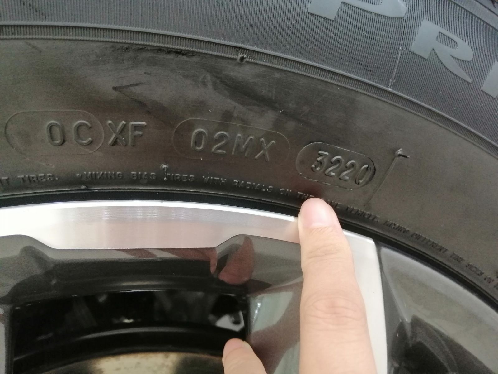 Dãy số thể hiện tuần và năm sản xuất lốp xe ô tô