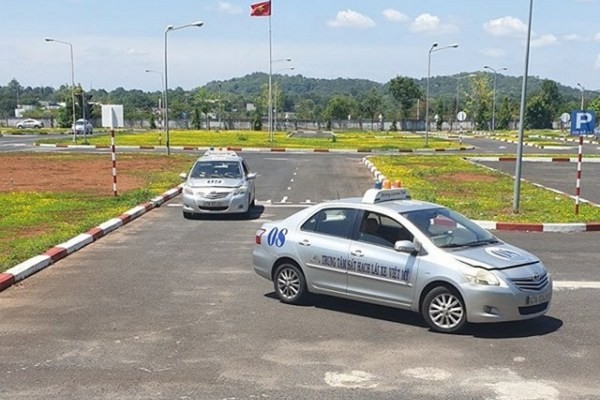 Thực hành lái xe trên đường trường hoặc sân tập