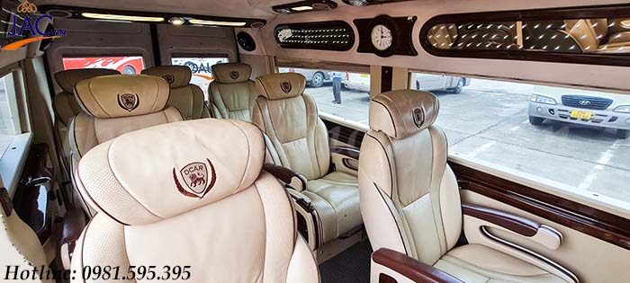 Khoang hành khách tiện nghi trên xe ô tô 10 chỗ cho thuê
