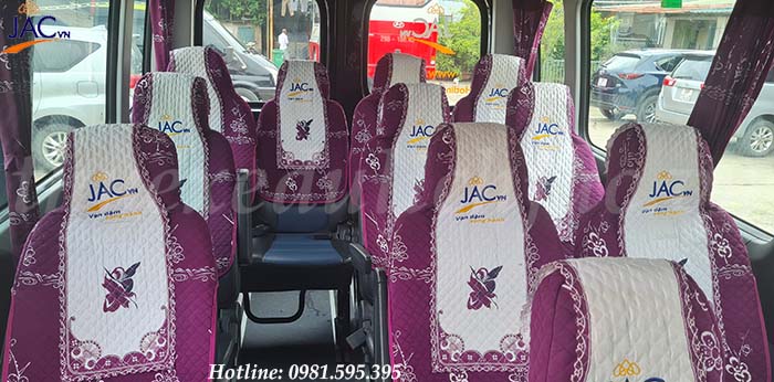 Không gian nội thất rộng rãi và sang trọng bên trong xe Hyundai Solati 16 chỗ