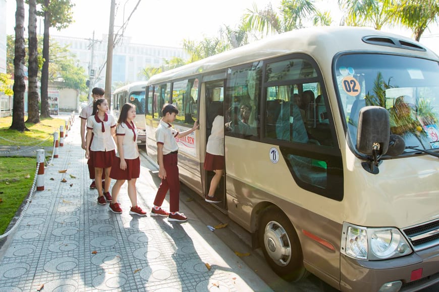 Xe ô tô chở học sinh sơn màu vàng đậm theo quy định mới 2025