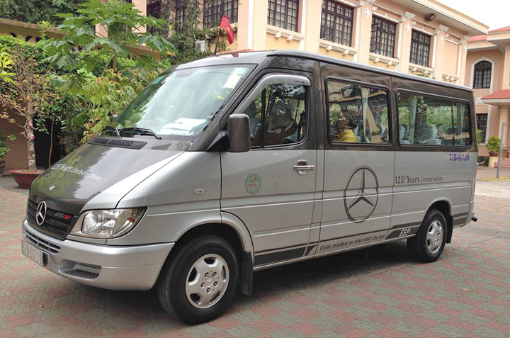 Giá xe ô tô Mercedes 16 chỗ đấu giá