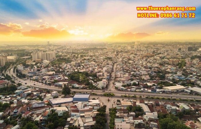 Thuê xe ô tô 7 chỗ tiện lợi cho gia đình đi Biên Hòa