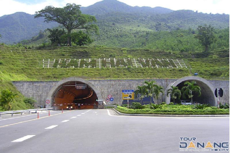 đi qua hầm Hải Vân bằng xe ô tô trên đường từ Huế đến Đà Nẵng