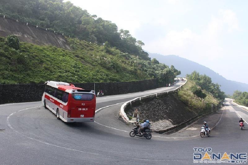 cảnh đẹp đèo Hải Vân khi di chuyển bằng xe ô tô từ Huế đi Đà Nẵng
