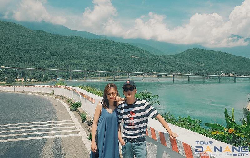vịnh Lăng Cô nhìn từ đèo Hải Vân trên chuyến xe ô tô Huế Đà Nẵng