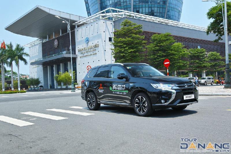 xe ô tô trả khách tại trung tâm Đà Nẵng sau chuyến đi từ Huế
