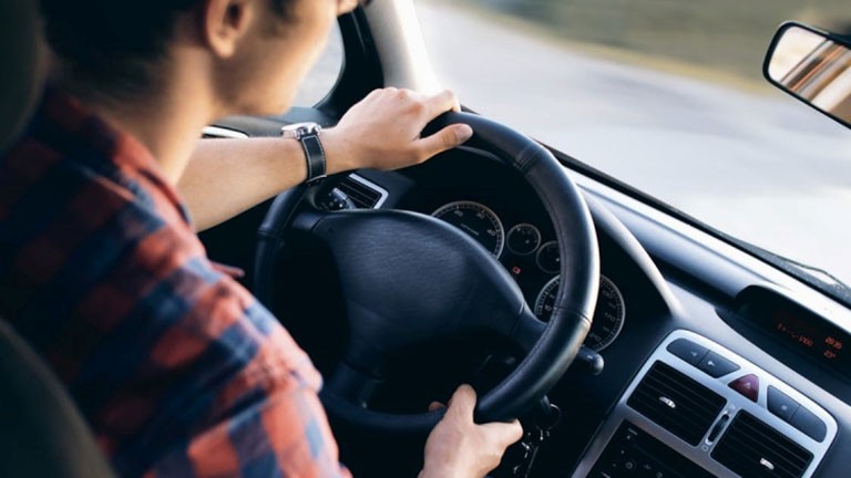 Kiểm tra các chức năng bên trong xe trước khi thuê tự lái Sài Gòn