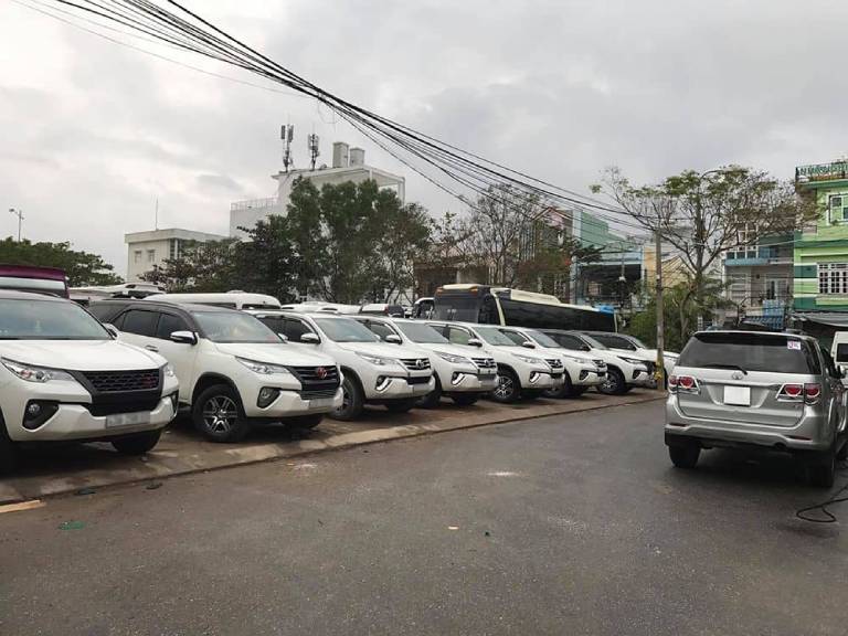Xe ô tô tự lái tại Vũ Lợi được kiểm tra tổng thể cẩn thận trước khi bàn giao cho khách hàng