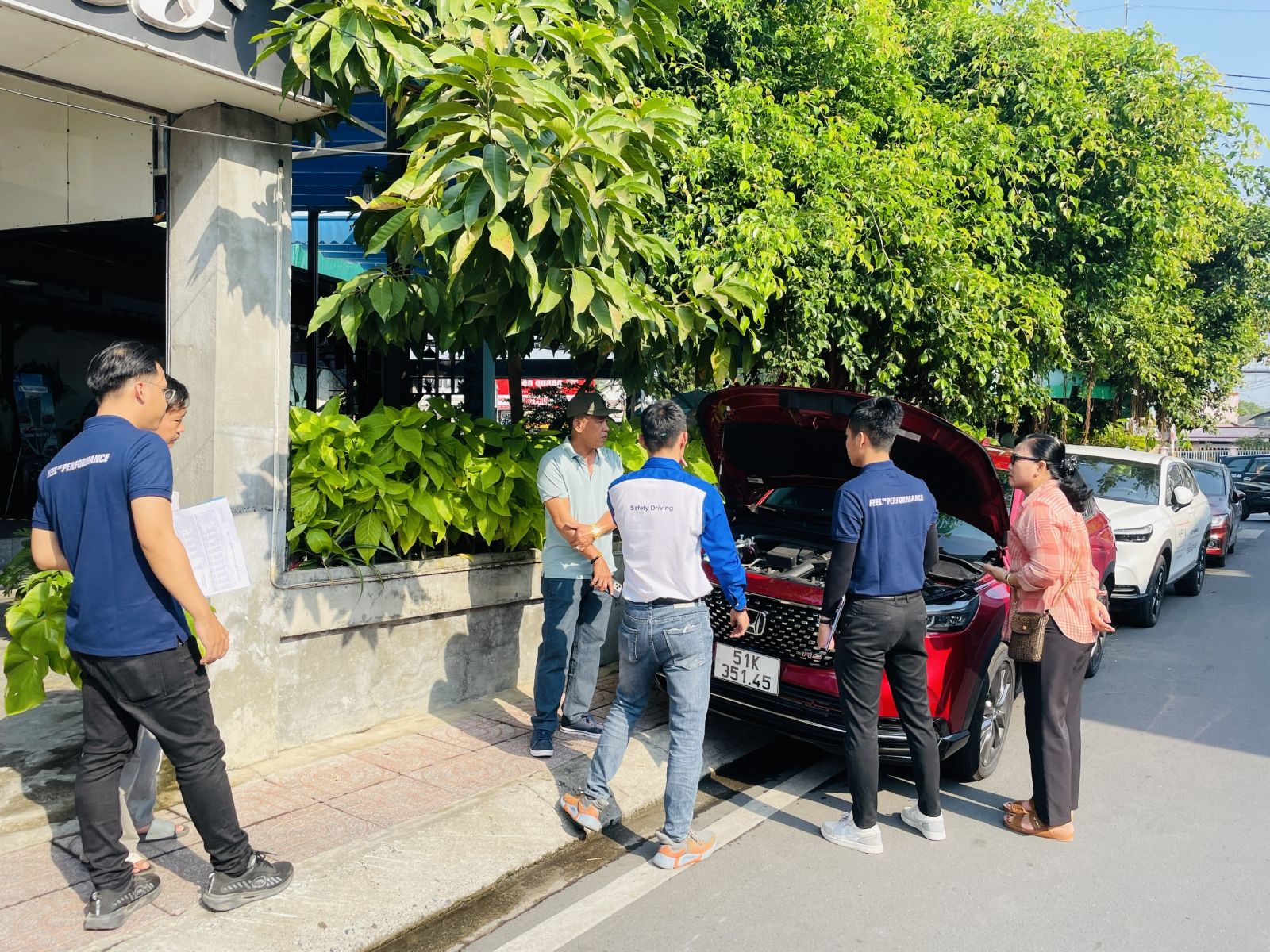 Nhân viên tư vấn đón tiếp khách tham dự xe ô tô sự kiện