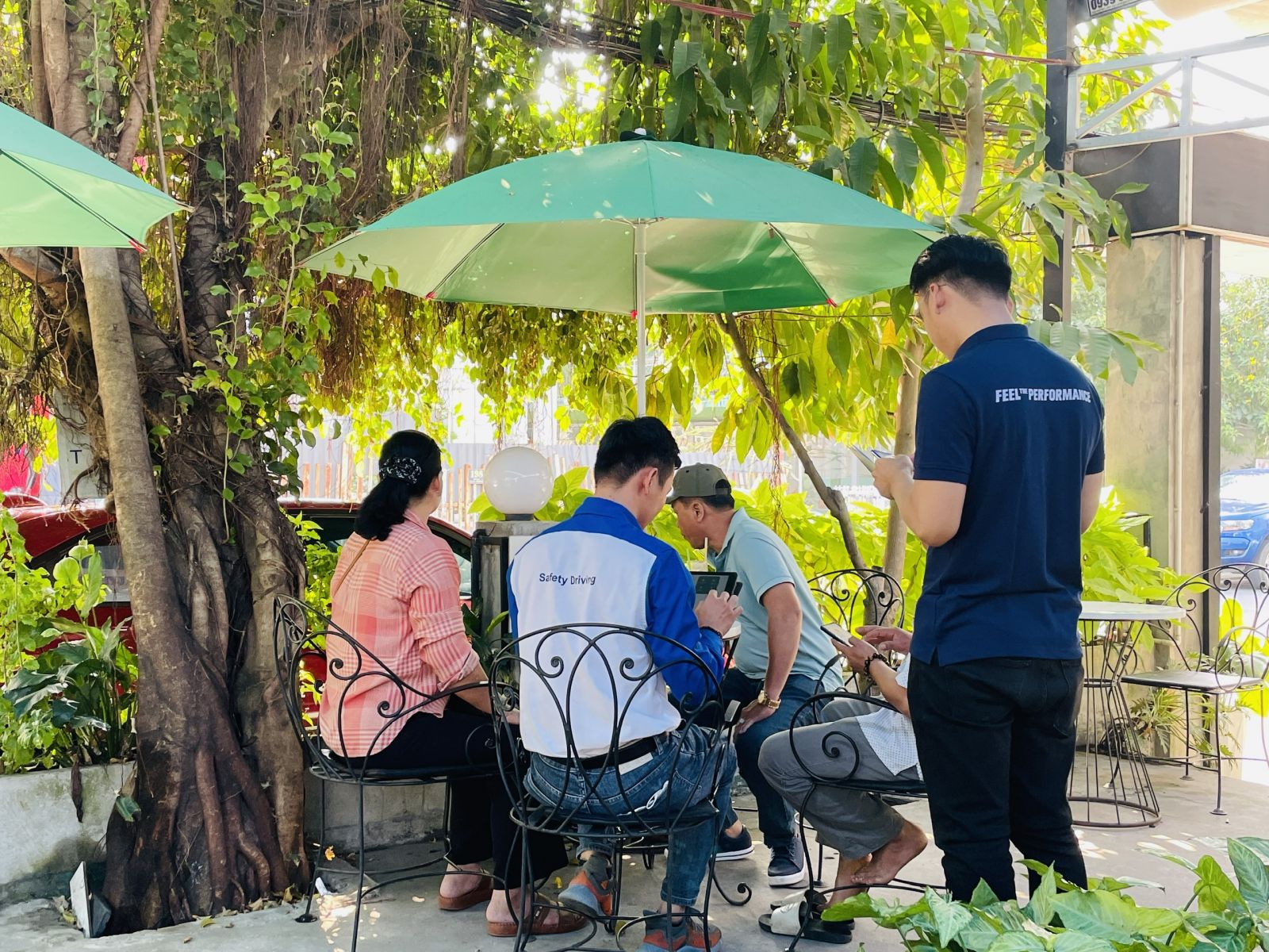 Tiếp đón khách hàng tại xe ô tô sự kiện