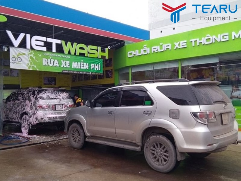 Hình ảnh hệ thống máy rửa xe tự động tại Tiệm chăm sóc xe ô tô VietWash Đà Nẵng