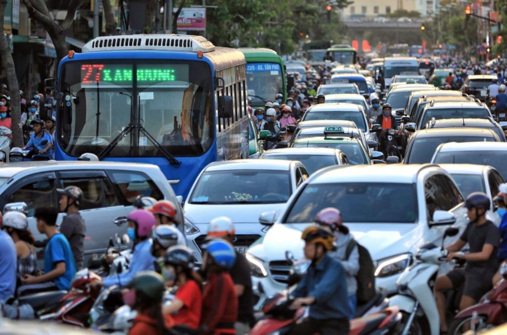 Hình ảnh tắc nghẽn giao thông tại quận Bình Tân, minh họa nhu cầu cứu hộ xe ô tô
