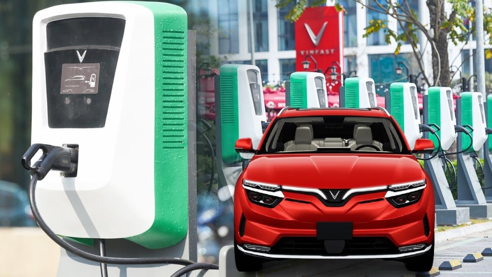 Màn hình xe hiển thị danh sách và vị trí các trạm sạc VinFast gần nhất