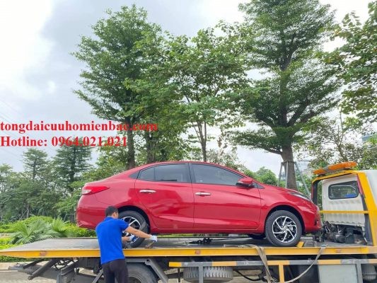 Xe chuyên dụng của trung tâm cứu hộ xe ô tô thực hiện kéo xe gặp nạn