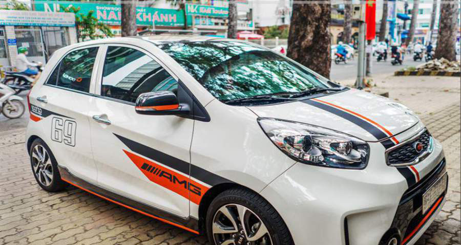 Tem dán sườn xe ô tô đơn giản với đường sọc mảnh