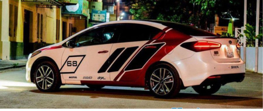 Tem dán sườn xe ô tô phong cách thể thao với sọc ngang