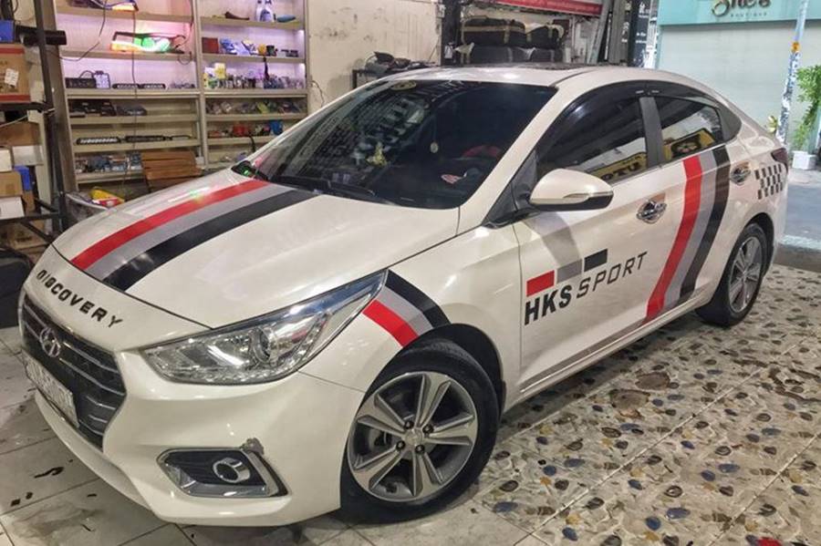 Tem dán sườn xe ô tô kiểu sọc xiên màu đỏ