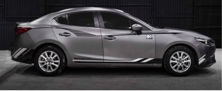 Decal dán sườn xe 4 chỗ phong cách thể thao với chữ