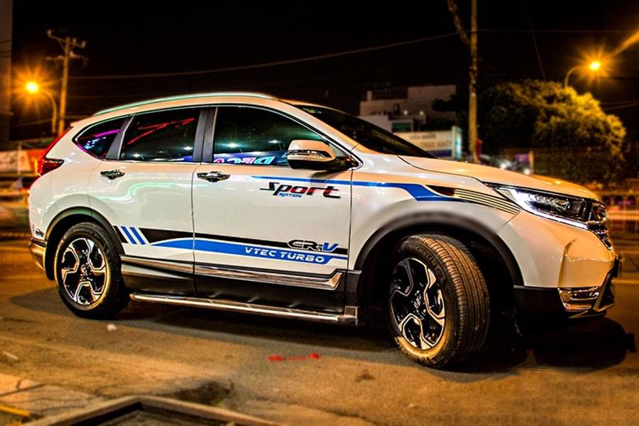 Decal dán sườn xe 4 chỗ với đường sọc đen và chữ