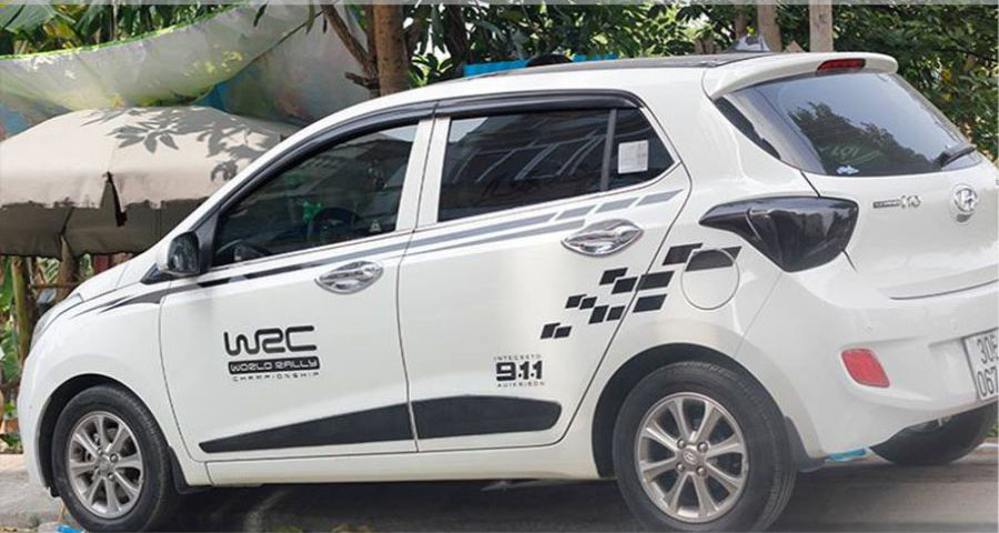 Tem dán sườn xe ô tô với đường sọc và chữ nhỏ