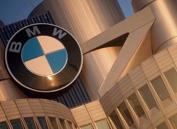 topbrand-13-290707 Logo BMW trên nền xe, thương hiệu xe thể thao hàng đầu thế giới 2007