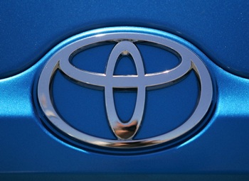 topbrand-6-290707 Logo Toyota trên nền xe, biểu tượng thương hiệu ô tô hàng đầu thế giới 2007