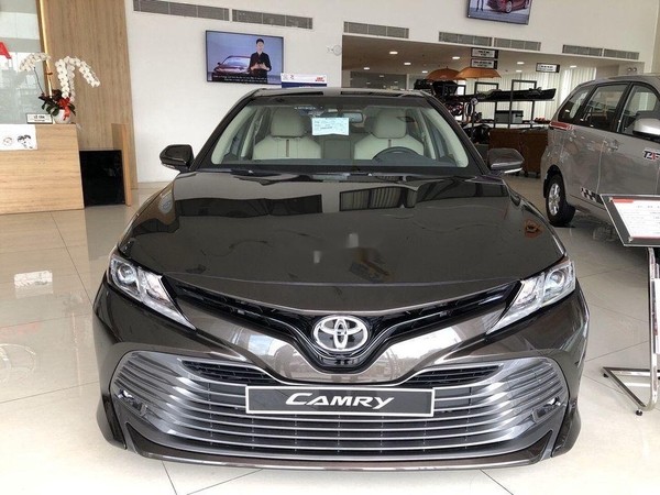 Xe Toyota Camry màu đen sang trọng và đẳng cấp