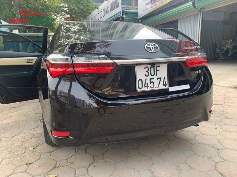 Hình ảnh đuôi xe ô tô Altis cũ 2017 bản E với cụm đèn hậu LED