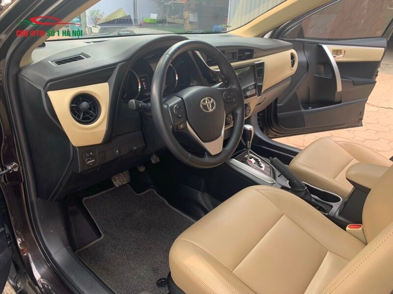 Khoang lái hiện đại của xe ô tô cũ Toyota Corolla Altis 2017 bản E